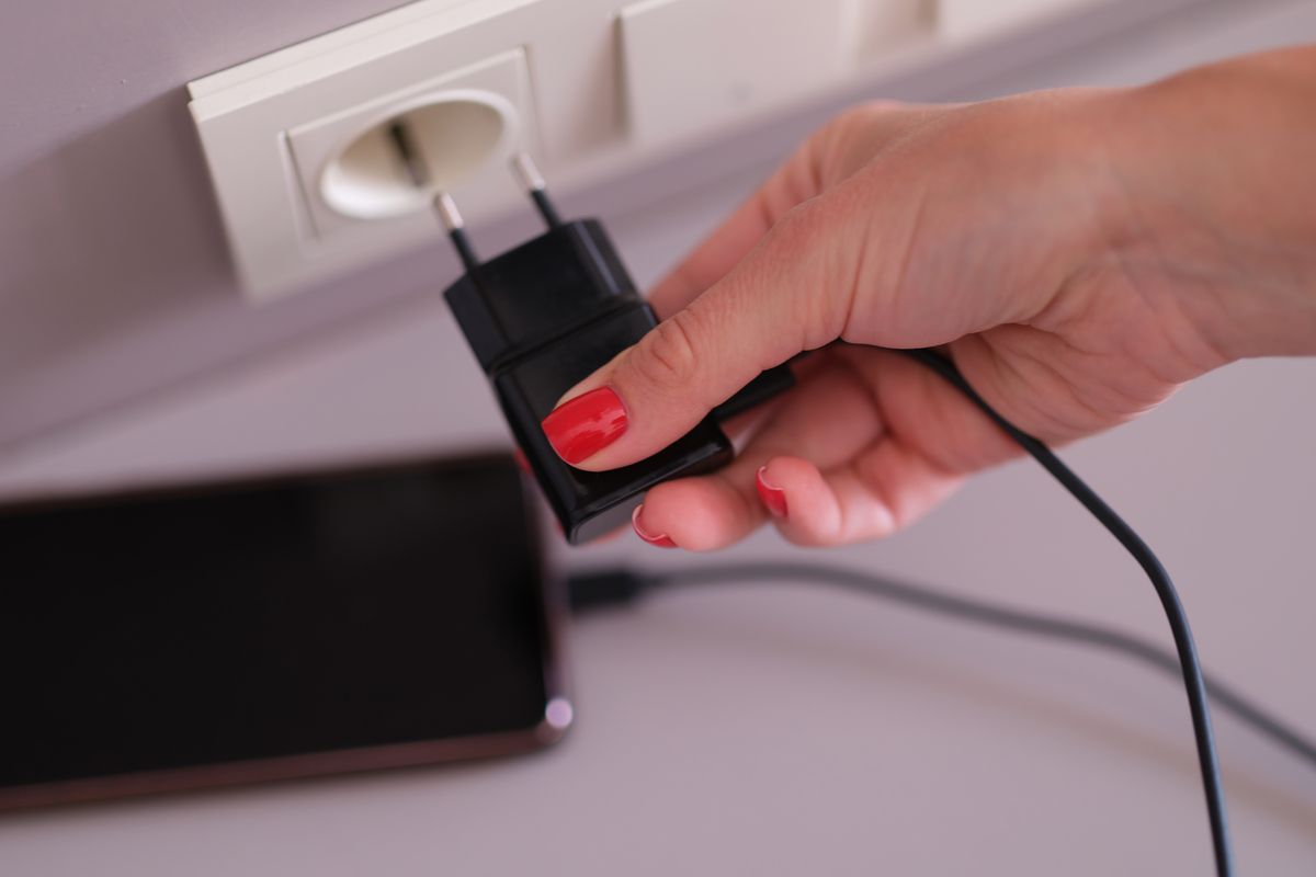 Najprv pripojiť mobilný telefón alebo nabíjačku? Takto to robte správne