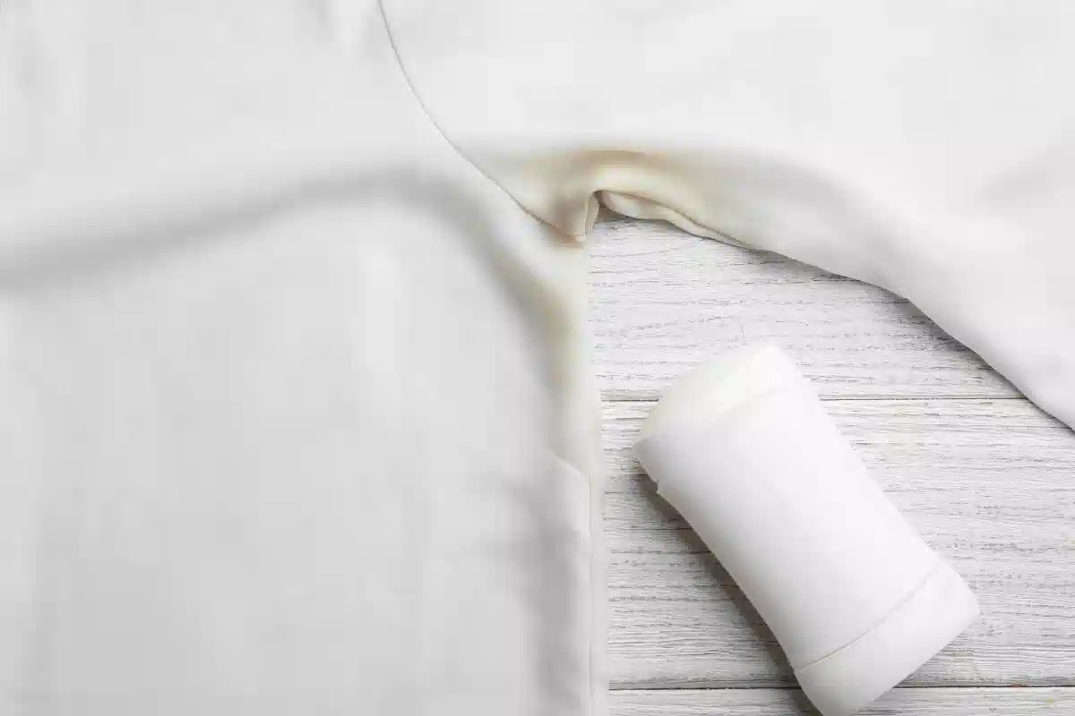 9 babičkiných rád, ako odstrániť žlté škvrny od potu z bieleho trička!