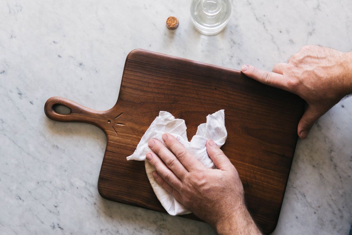 Naneste ocot na dosku na krájanie: prečo sa to odporúča robiť pred krájaním mäsa