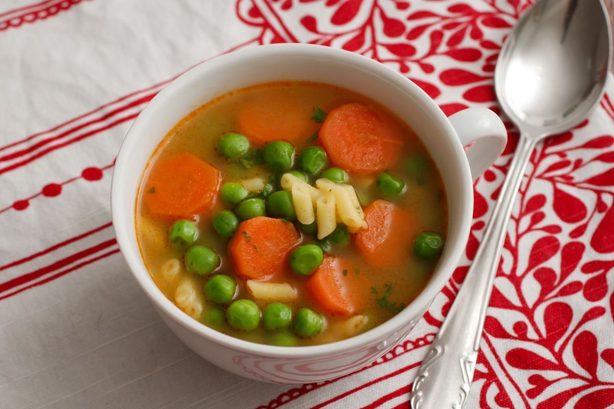 Staromódna hrachová polievka s veľkým množstvom zeleniny: sýta a bez mäsa