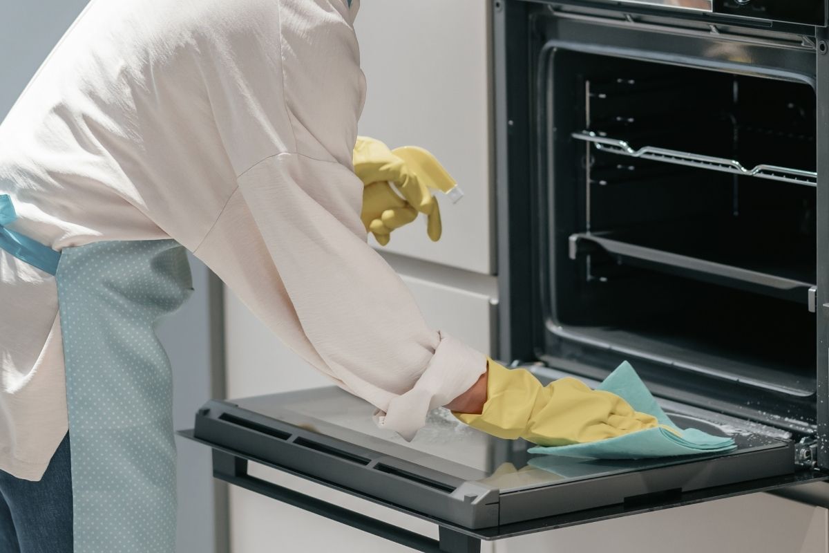 Ako vyčistiť rúru? Vezmite jeden produkt z kúpeľne a špina a pripálené zvyšky zmiznú v okamihu