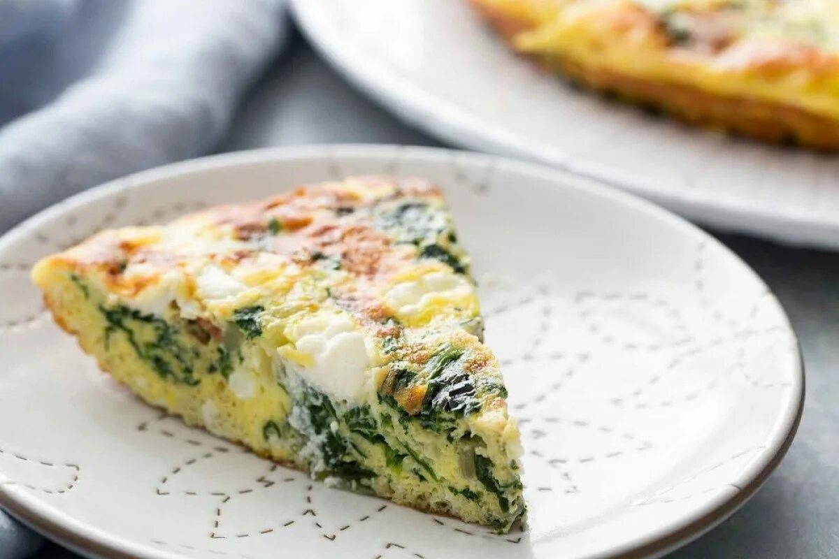 Frittata so zeleninou a syrom: zdravý recept bohatý na bielkoviny a s nízkym obsahom kalórií.