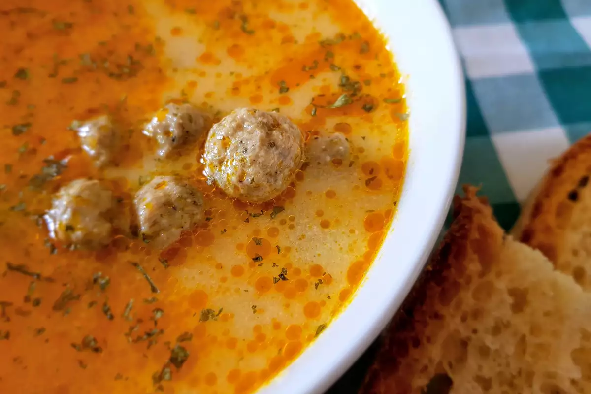 Hotové za minútu: výdatná polievka z mletého mäsa a syra na večeru