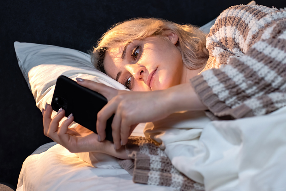 Skutočne používanie smartfónu pred spaním zhoršuje kvalitu spánku, alebo je to len mýtus?