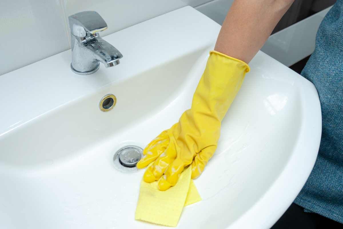 Ako odstrániť hrdzavé škvrny okolo odtoku pomocou jednoduchého domáceho prostriedku