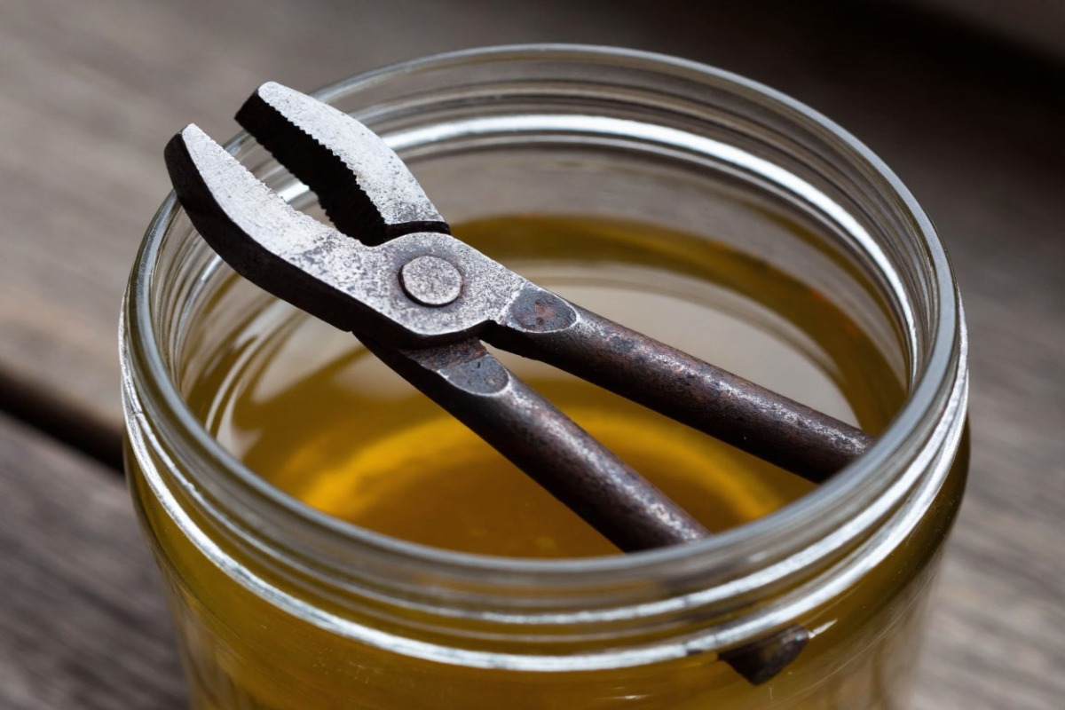 Nechajte hrdzavú svorku v octe: načo je tento trik dobrý a aké sú jeho výhody