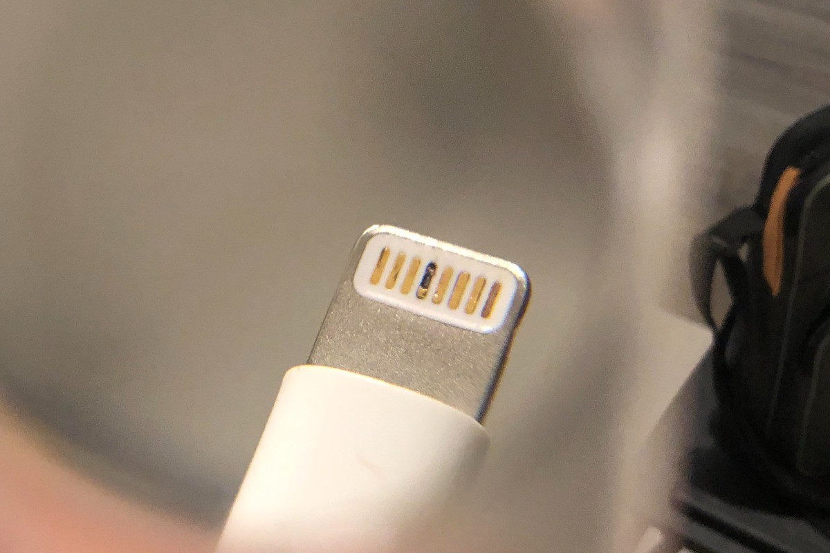 Čierny nabíjací kábel iPhone je zlý znak. A to preto, že mobilný telefón nenabíjame vždy „správne“.