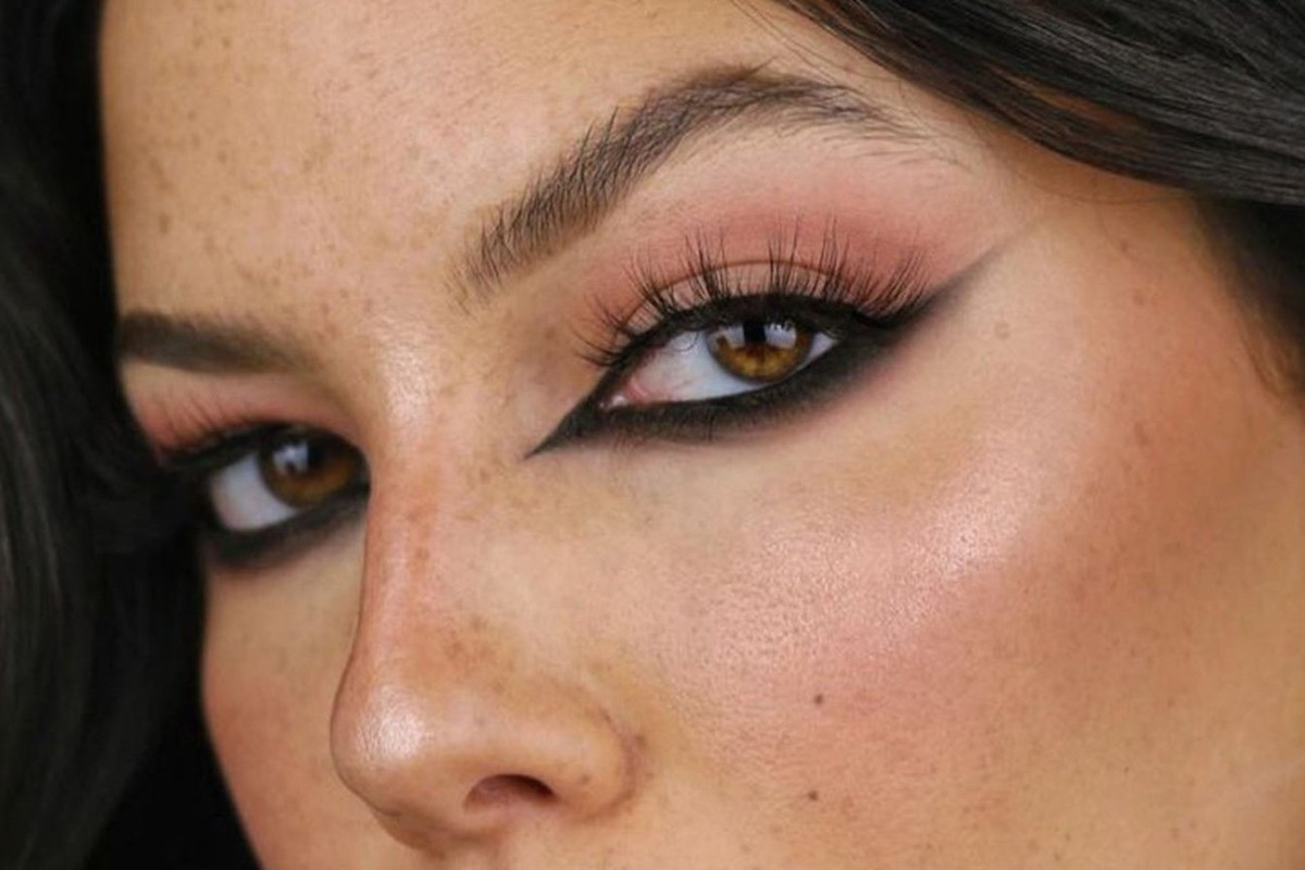 Opadnuté viečka? Tu je ideálna ceruzka na oči, ktorá zdvihne váš pohľad