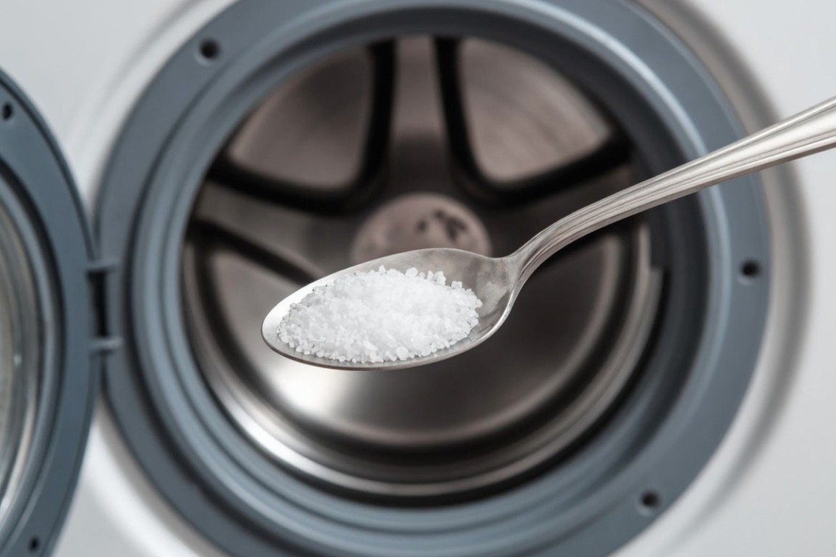 Čajová lyžička soli v práčke: načo je potrebná a prečo sa tento domáci trik stal virálnym