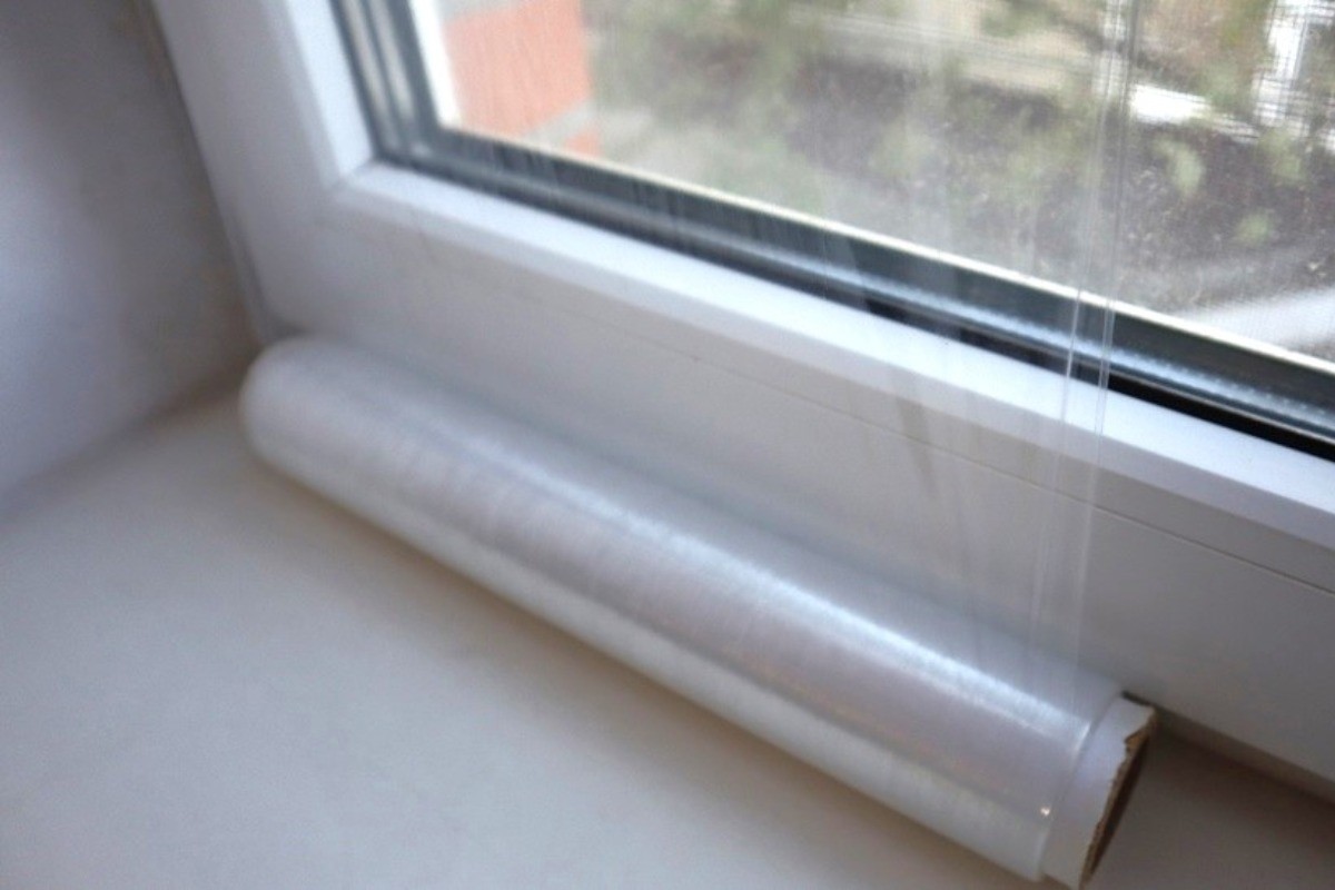 Okná: táto plastová fólia z kuchyne v koľajničkách zabraňuje prenikaniu chladu, nečistôt a uľahčuje upratovanie