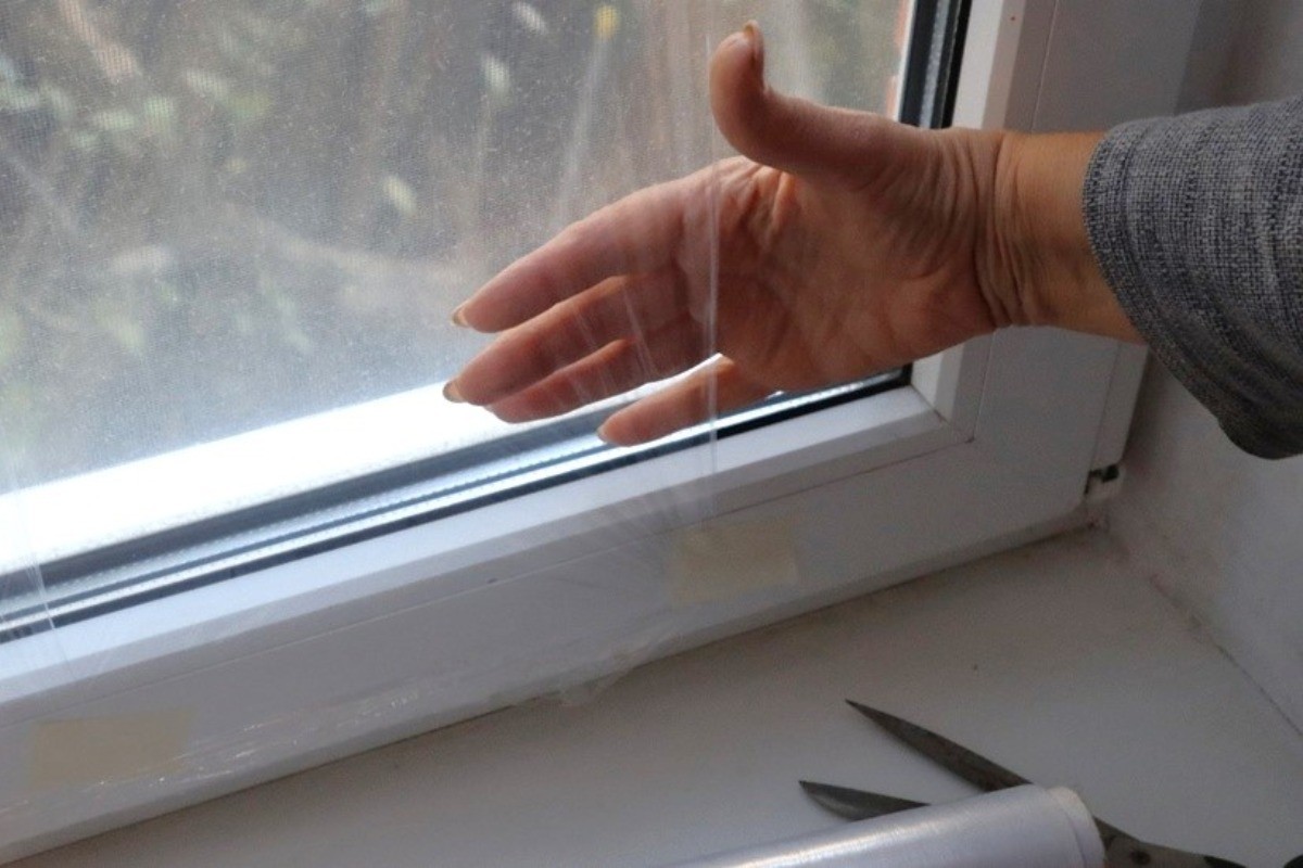 Okná: táto plastová fólia z kuchyne v koľajničkách zabraňuje prenikaniu chladu, nečistôt a uľahčuje upratovanie