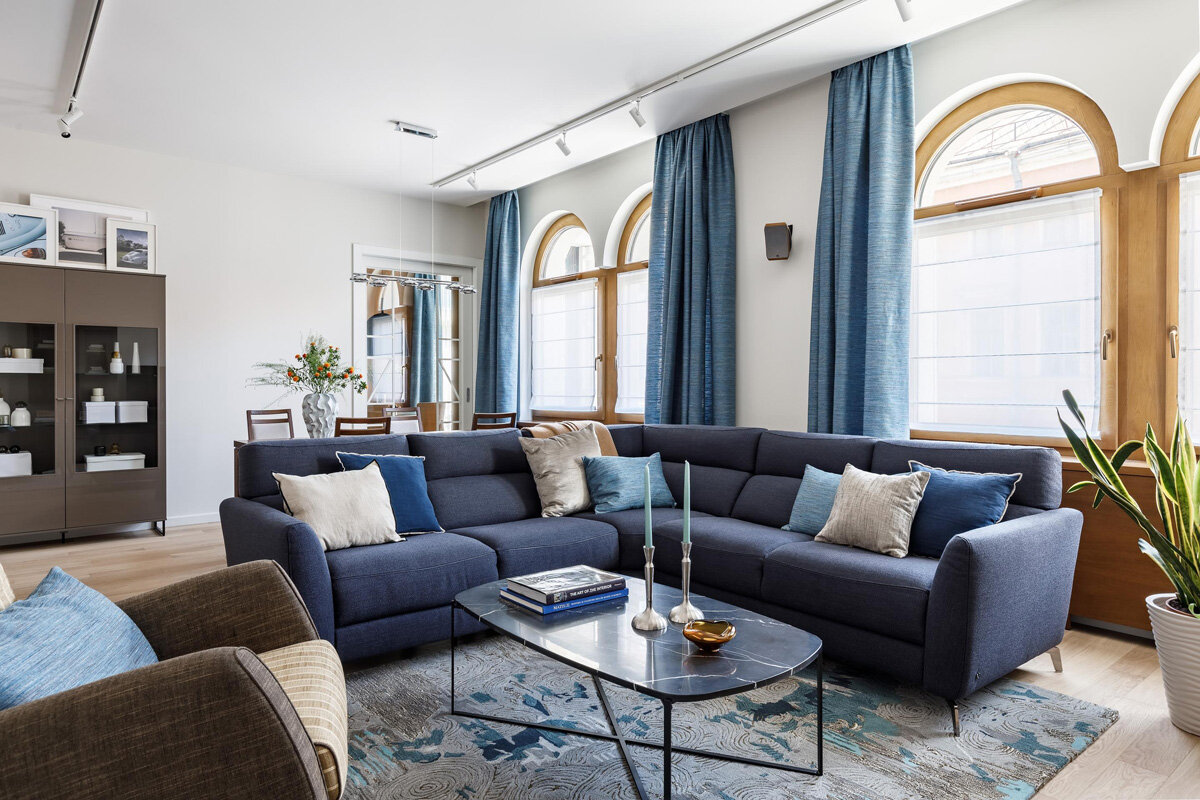 Čo teraz robia všetky krásne obývacie izby: umiestnenie pohovky, ktoré v roku 2026 zmení všetko