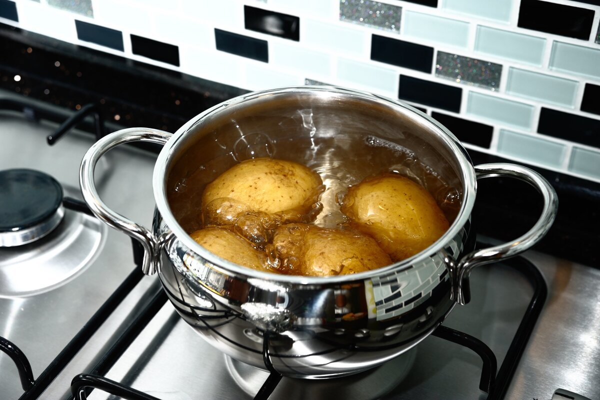 Čo pridať do vody pri varení zemiakov: uvaria sa rýchlejšie a budú chutnejšie