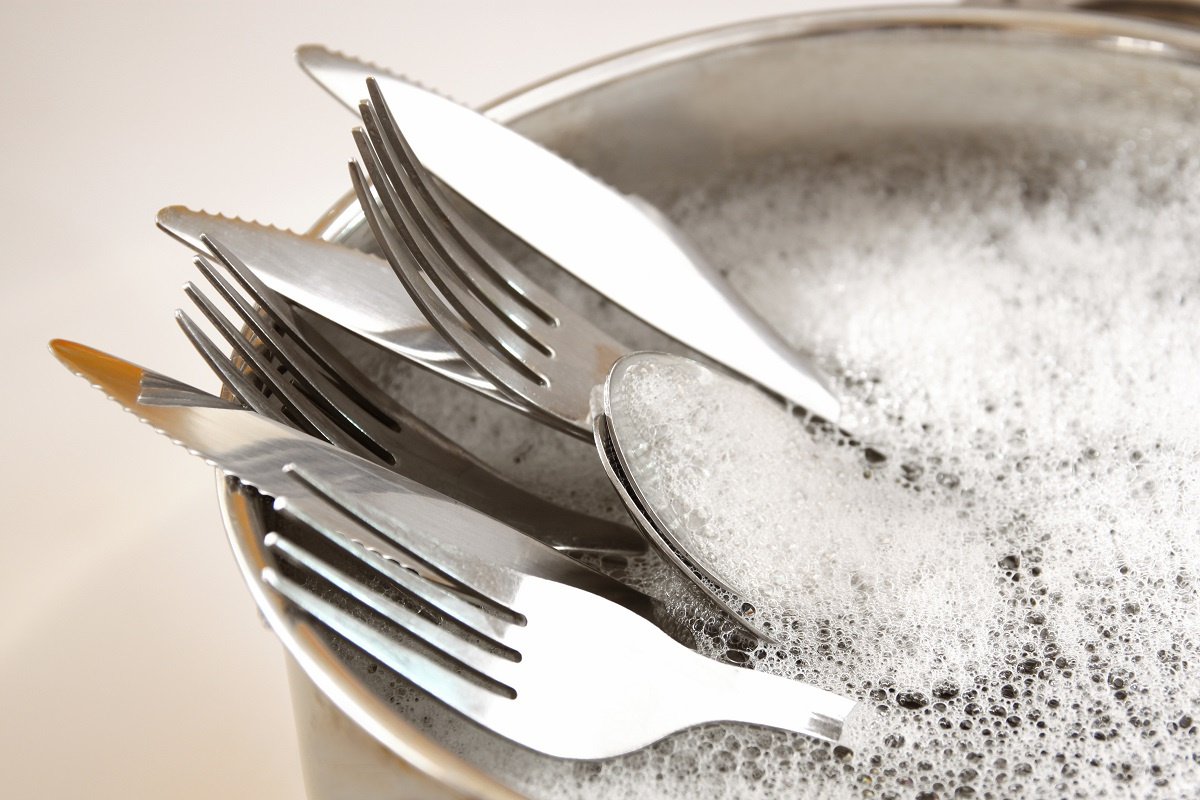 Konečný spôsob odstránenia hrdzavých škvŕn z príborov