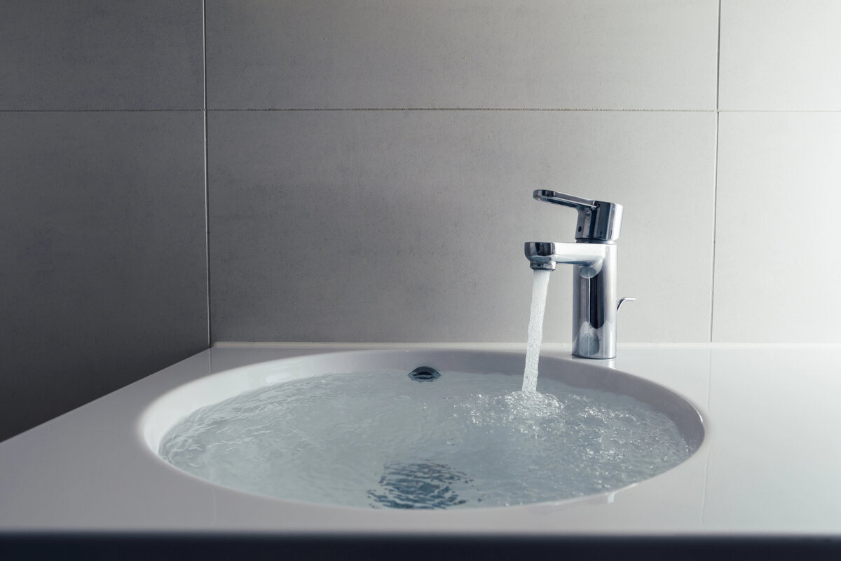 Rúry boli roky upchaté, vyčistili ich naraz. Nie octom ani jedlým sódou, je to oveľa jednoduchšie.