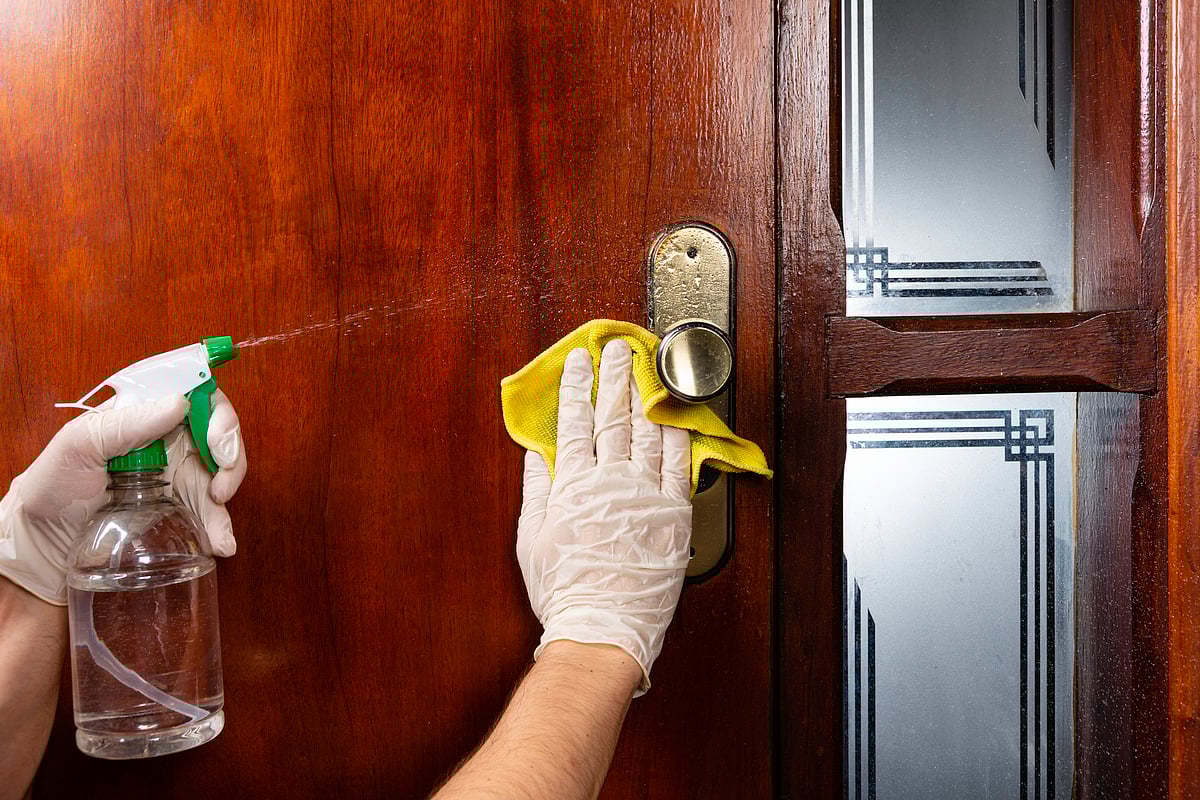 Ako vyčistiť drevené dvere a vrátiť im pôvodný lesk