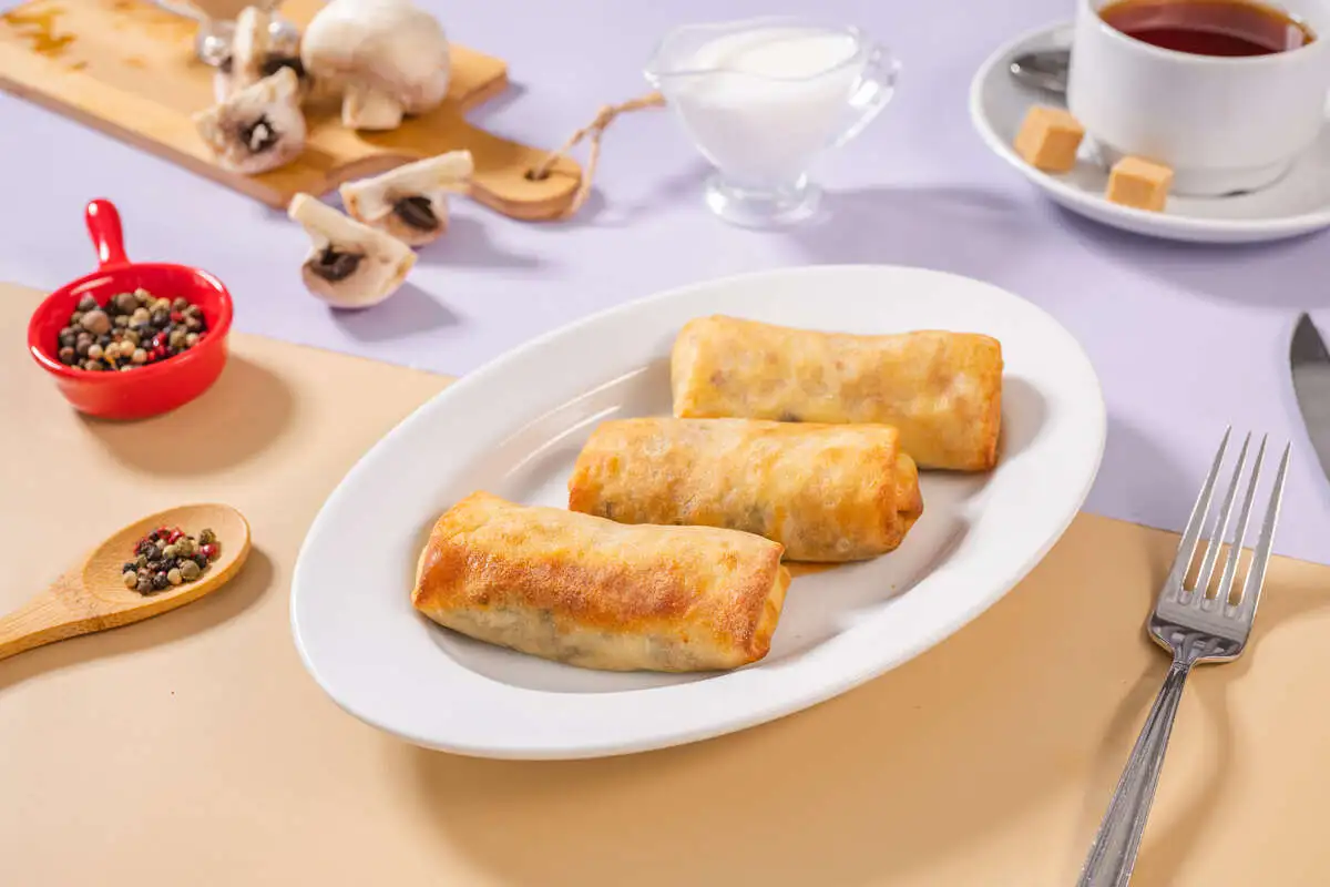 Pripravte si plnku z šampiňónov a syra a zabalte ju do palaciniek. Dostanete chutné jedlo na obed alebo večeru.