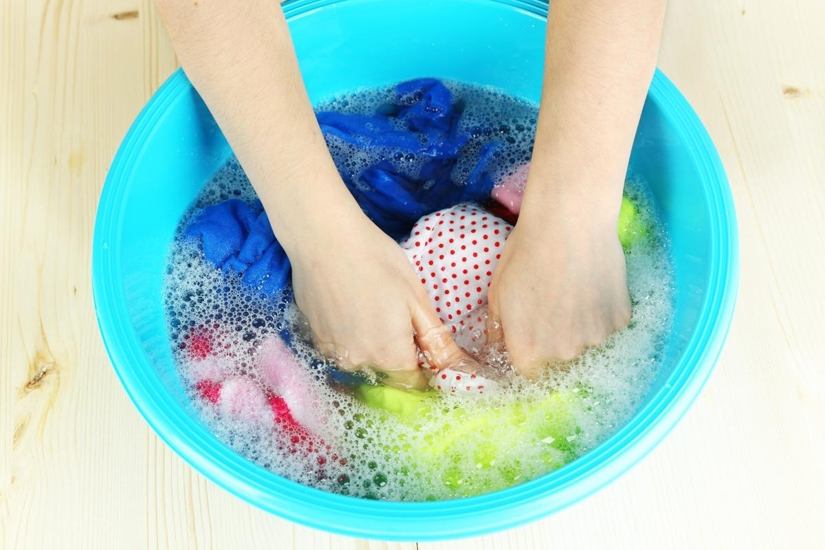 Odborník na upratovanie: „Neukladajte špinavé handry do práčky, ja ich vyváram s vodou, prírodným mydlom a citrónovou šťavou.“